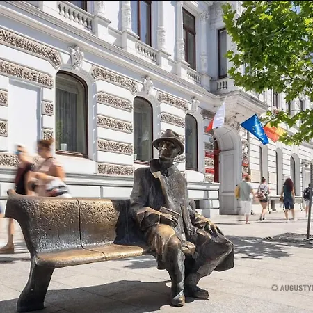 Simply Near The Center Apartament *